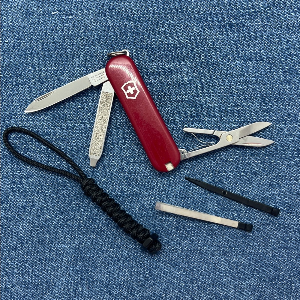Victorinox Classic SD Swiss Army Knife 58mm SAK with Paracord Lanyard EUC